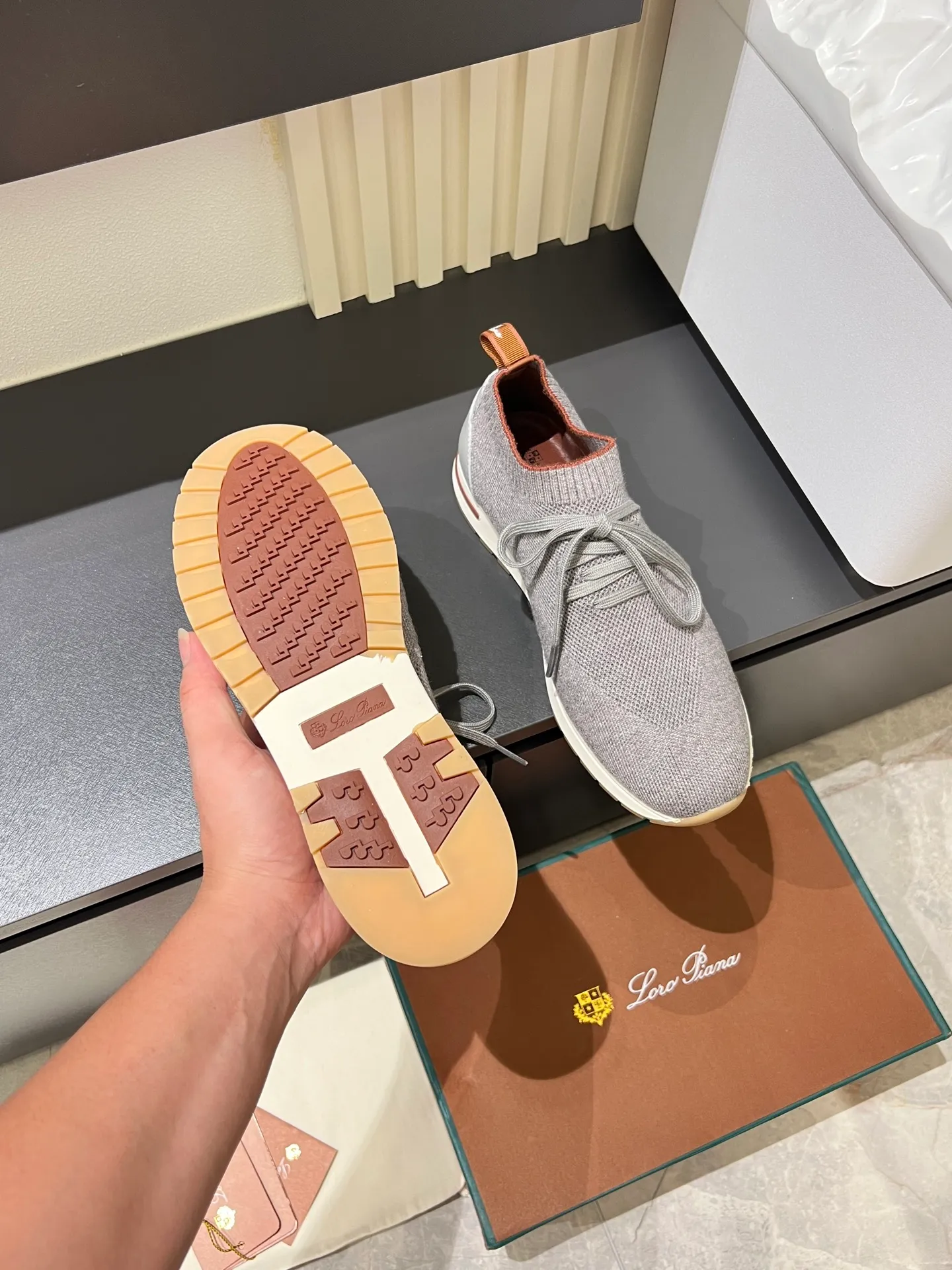 Men's Men's Shoes 💰p380 Loro Men's Shoes 💰piana/Noyo Piana 360 L Men's Shoes 💰p Flexy Walk Men's Sports Shoes These sports shoes are made of knitted wool uppers, and the heel is wrapped in smooth calf leather. Merino sheep are selected from Australia and New Zealand. The upper is machine-woven like a sweater, and then equipped with a white rubber outsole and a Kummel-colored sole. It is both beautiful and non-slip. The fabric is 100% cashmere and the insole is calf leather. It is super comfortable on the feet! Comes with full original packaging! Multiple colors available! Size: 38-44 (45 customized)